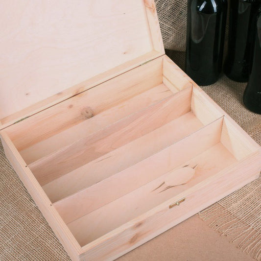 helle Holzkiste innen mit drei Fächern für 3 Flaschen