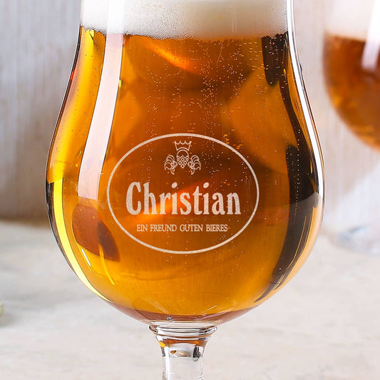 Wunschname, Hopfengrafik und die Worte Ein Freund guten Bieres wird auf die Biertulpe graviert.