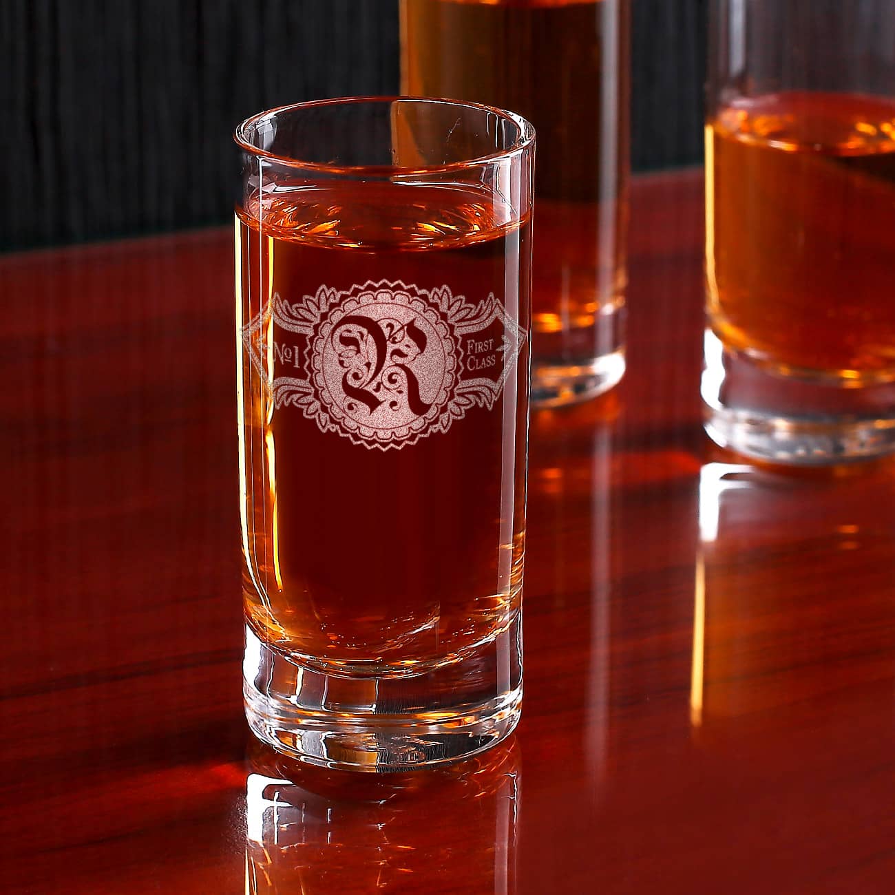 Schnapsglas graviert mit Initial und Ornament