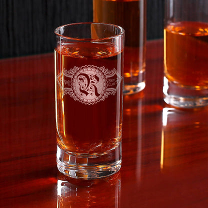 Schnapsglas graviert mit Initial und Ornament