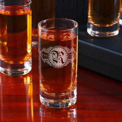 Ihr Initial wird zusammen mit einem nostalgischen Ornament auf das Schnapsglas graviert