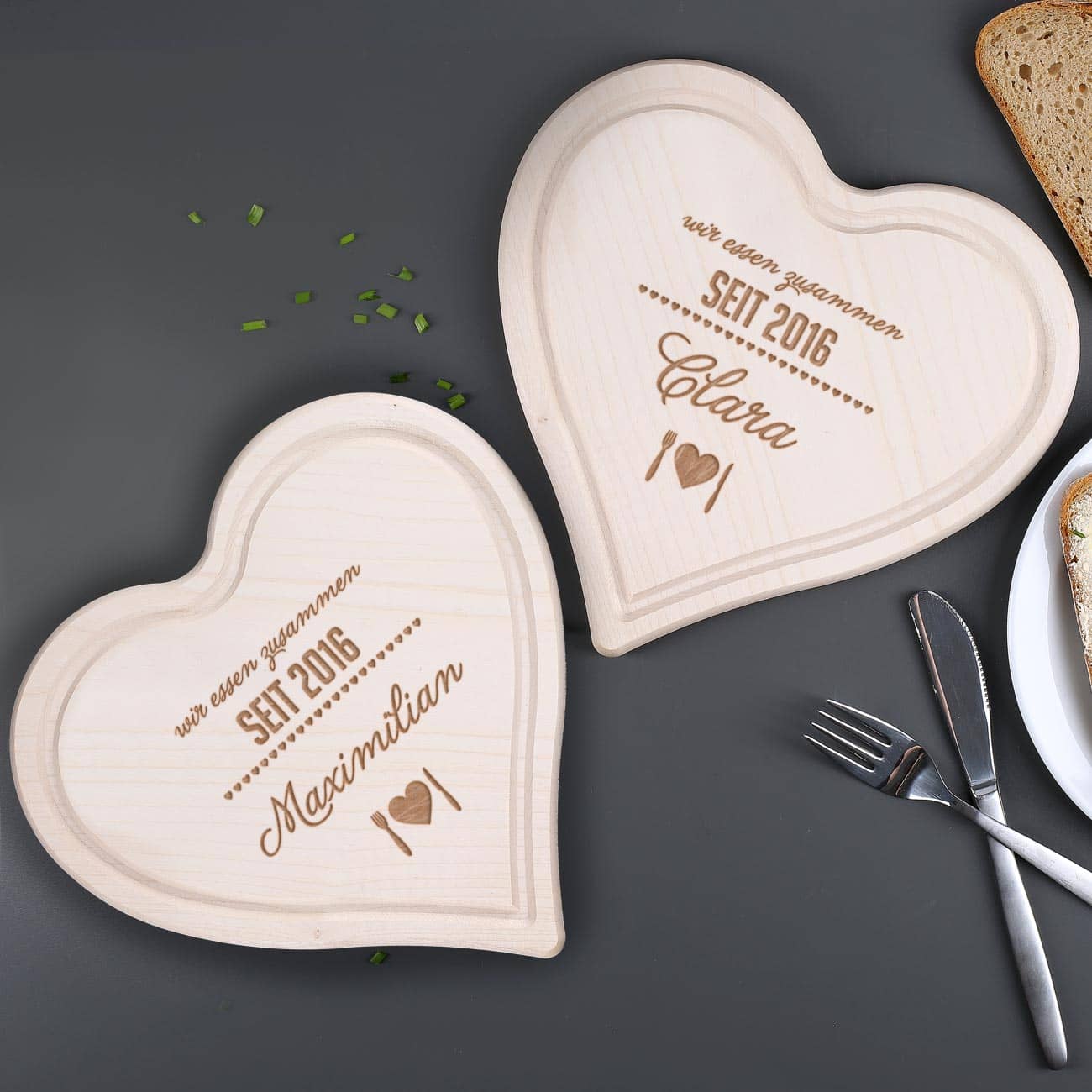 2 Holzherzen Brettchen zur Hochzeit mit Namen und Datum