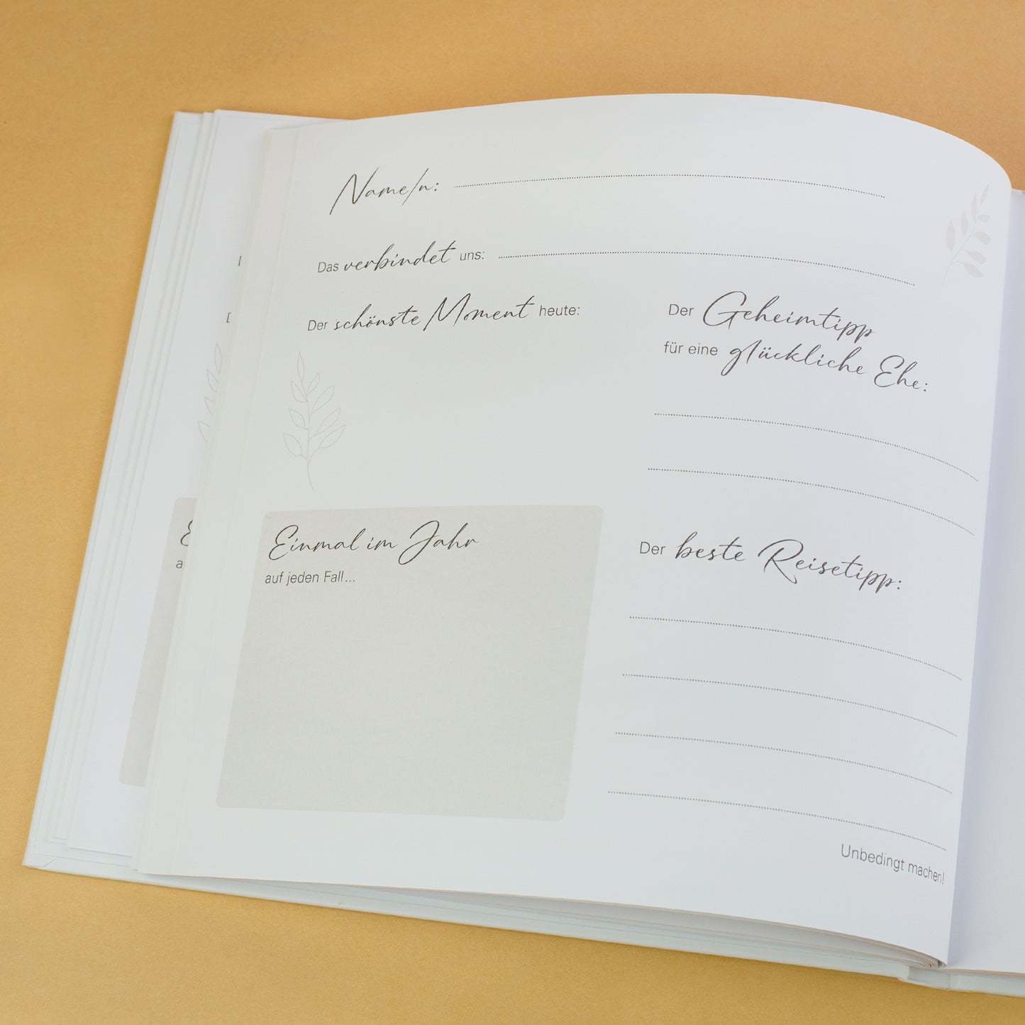 Musterseite Gästebuch Hochzeit mit Feldern für Name, Erinnerung, Geheimtipp und Reisetipp