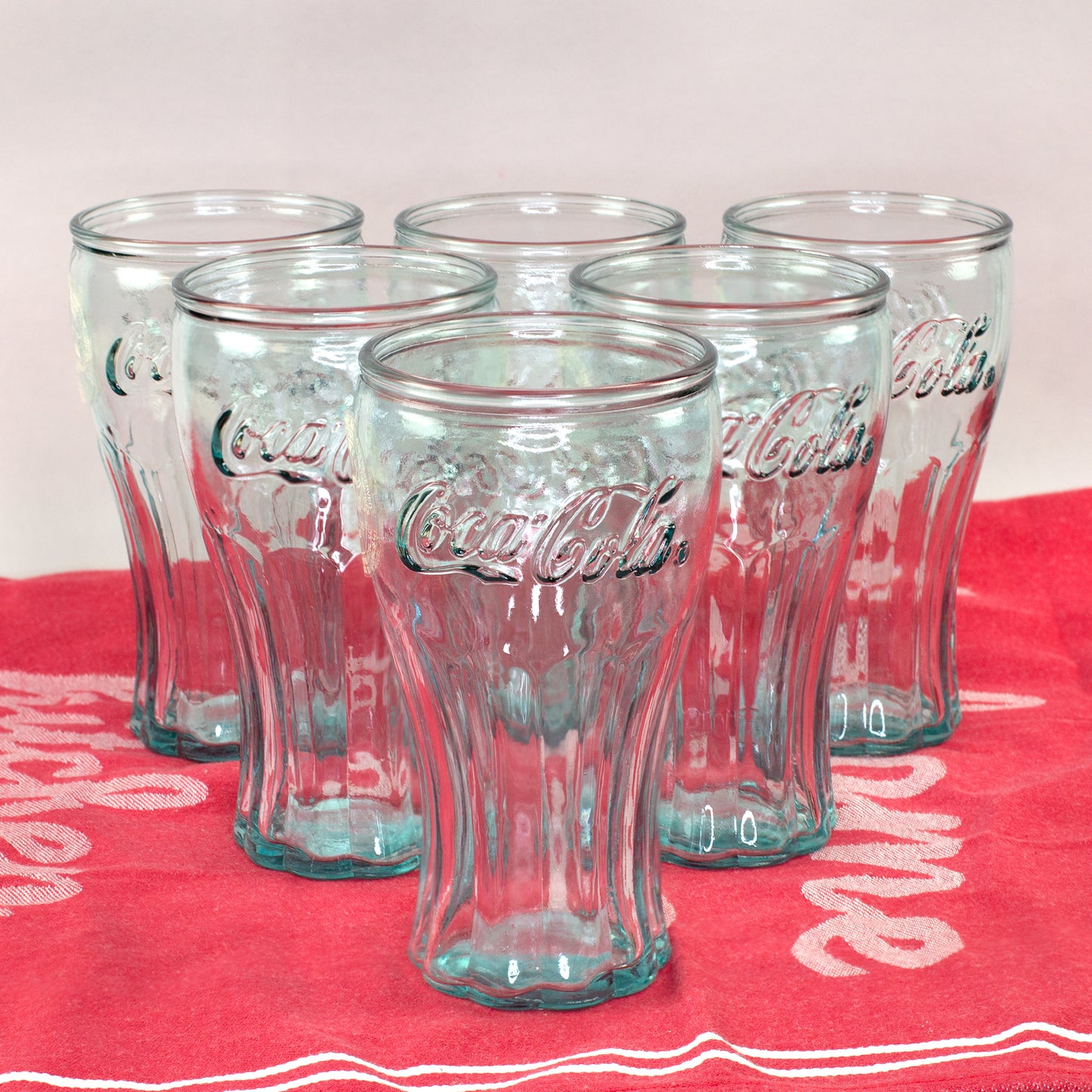 6er Pack Coca-Cola Gläser aus 100 % recyceltem Glas auf rotem Tuch im Retro Design