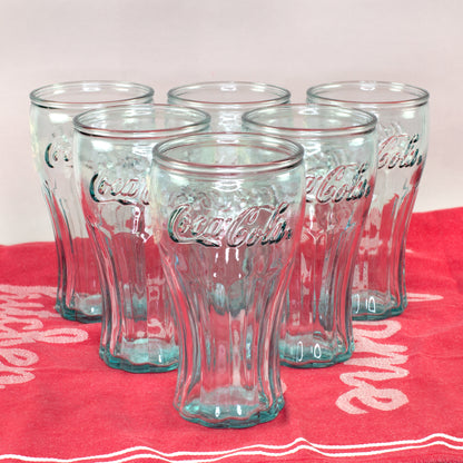 6er Pack Coca-Cola Gläser aus 100 % recyceltem Glas auf rotem Tuch im Retro Design
