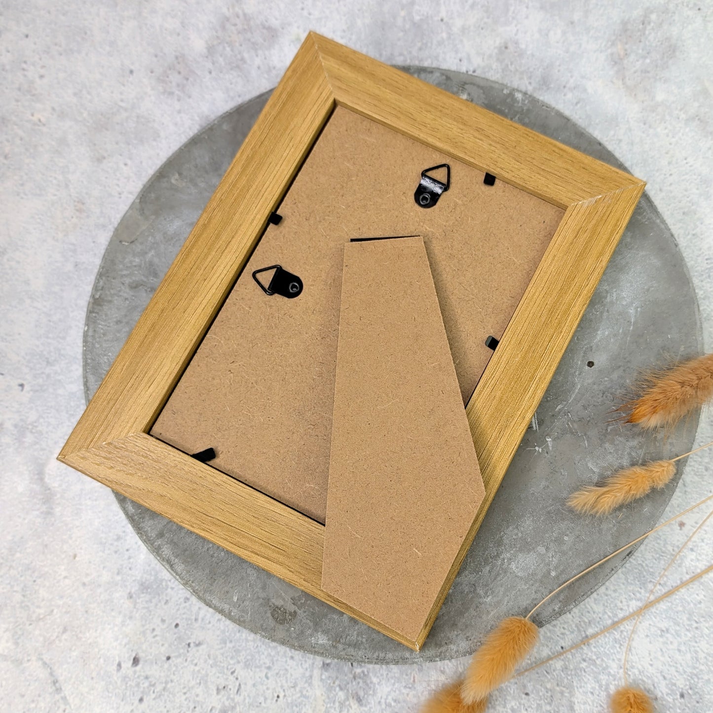 Bilderrahmen aus Holz mit weißem Innenrand liegend - Rückseite sichtbar