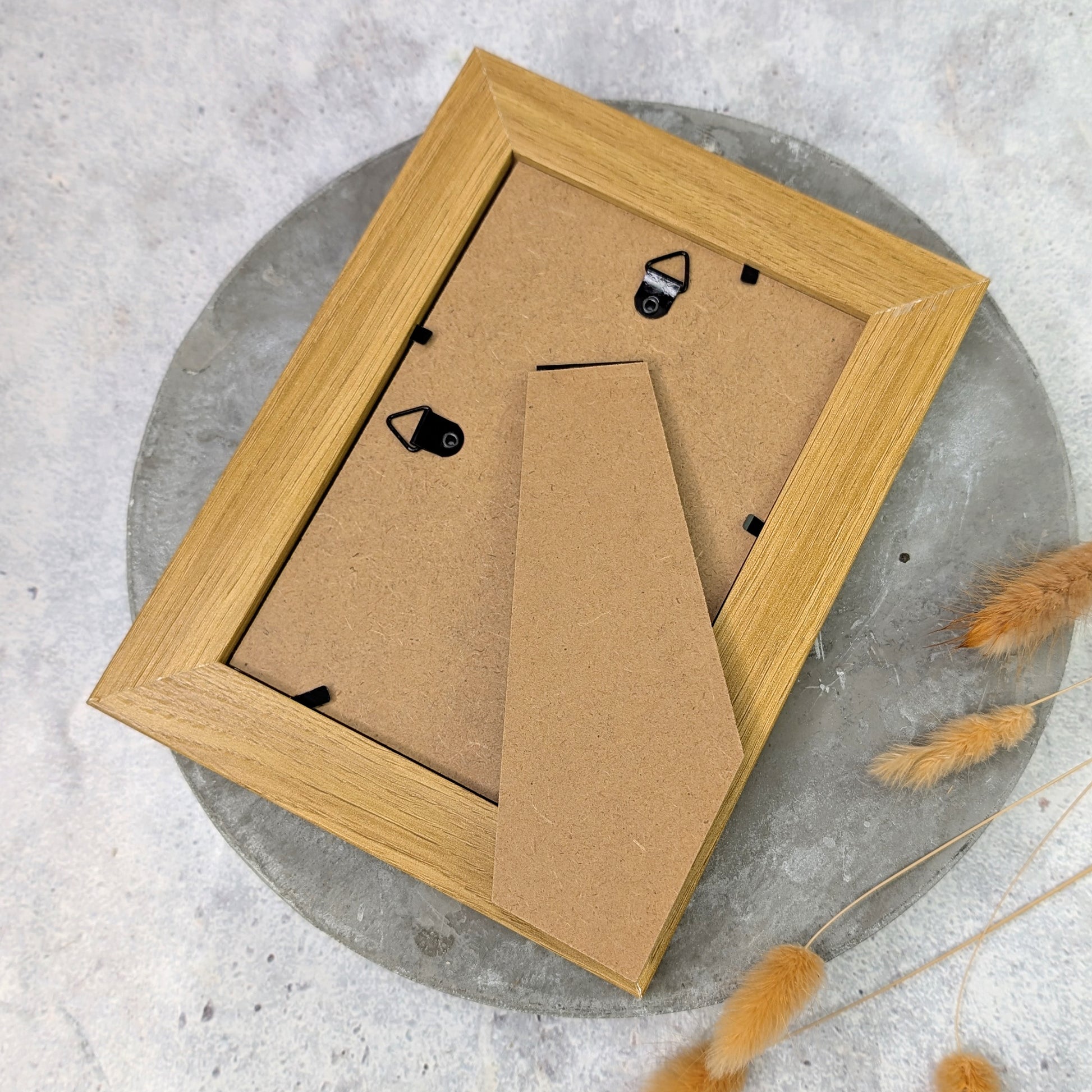 Bilderrahmen aus Holz mit weißem Innenrand liegend - Rückseite sichtbar