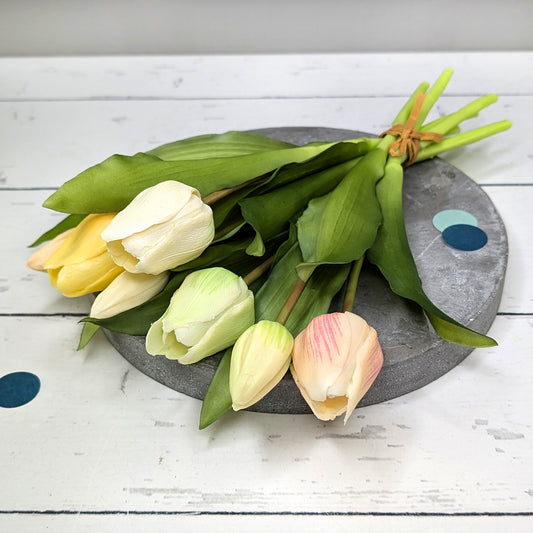 Großer Tulpenstrauß „Sally“ mit sieben Seidenblumen auf grauem Dekoteller liegend