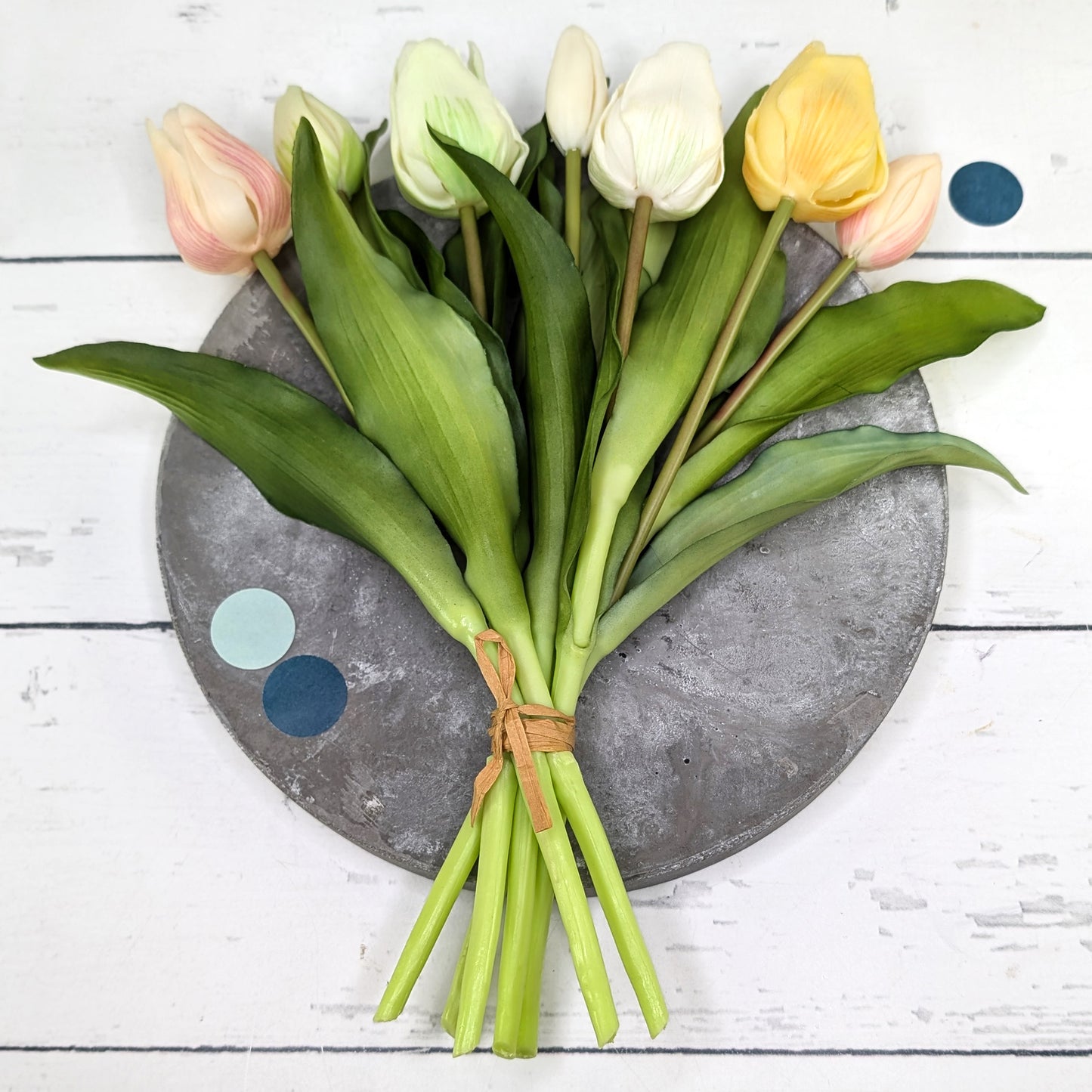 Tulpenstrauß mit 7 Seidenblumen auf grauem Teller mit Deko-Konfetti arrangiert