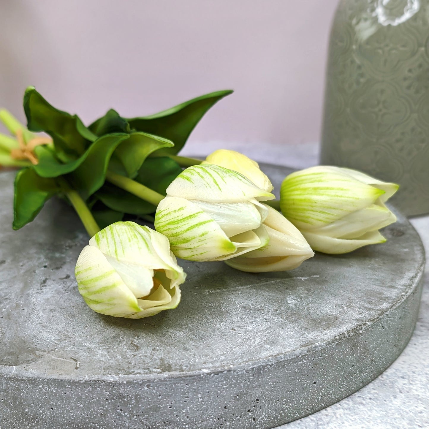 Detailaufnahme der Tulpenblüten – kleine Variante mit fünf cremegrünen Seidenblumen