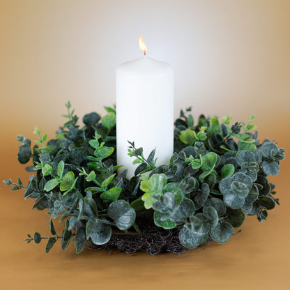 Künstlicher Eukalyptuskranz mit weißer Kerze in der Mitte