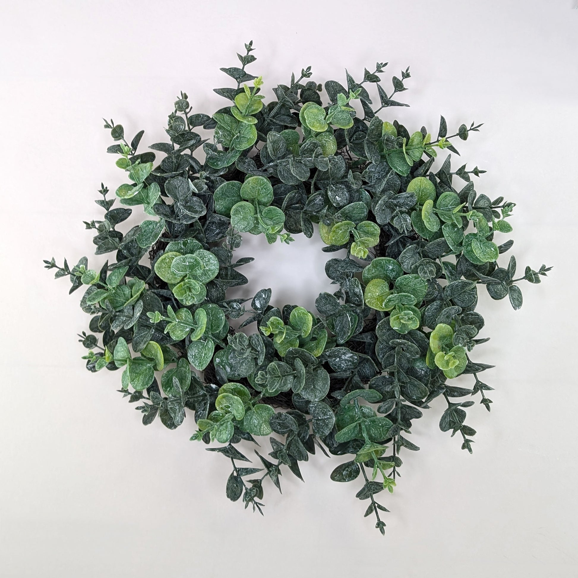 Künstlicher Eukalyptuskranz auf weißem Hintergrund