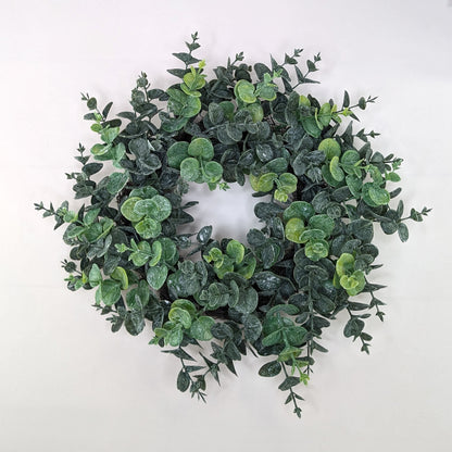 Künstlicher Eukalyptuskranz auf weißem Hintergrund