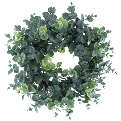 Künstlicher Eukalyptuskranz auf weißem Hintergrund freigestellt