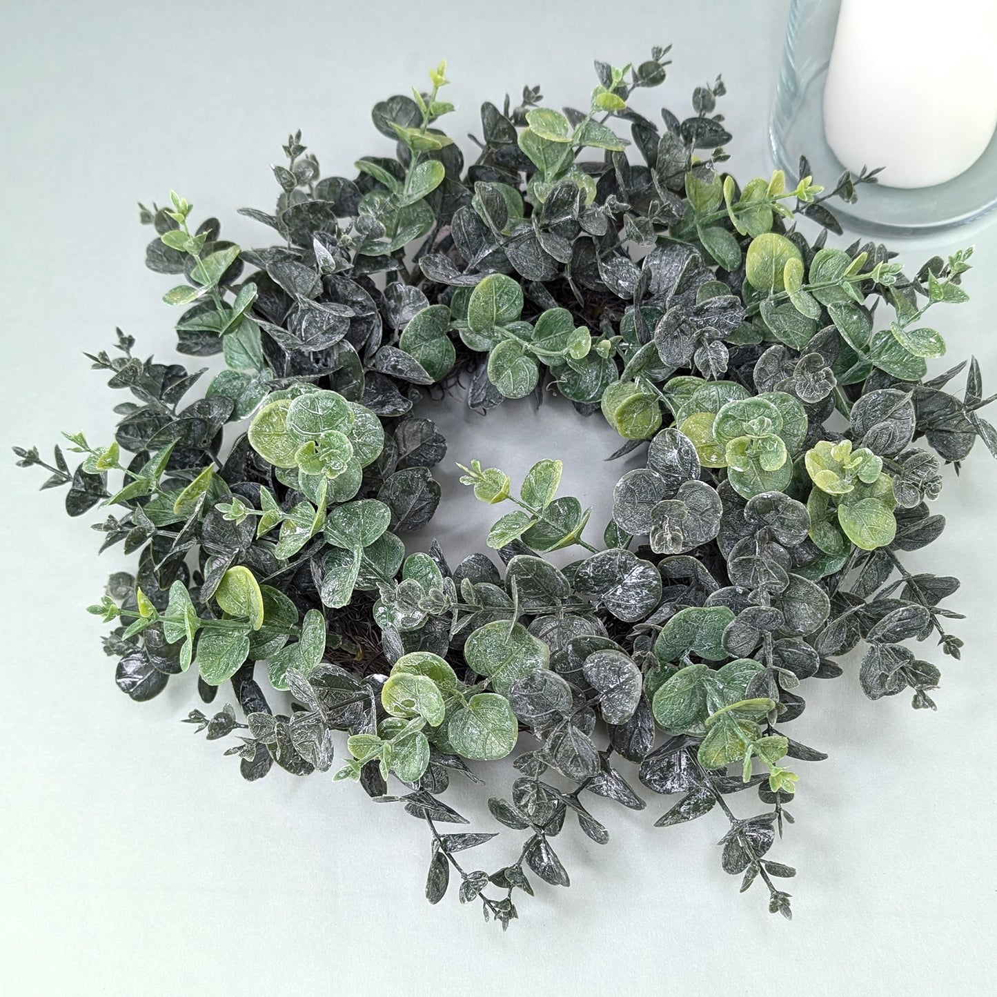 Nahaufnahme der realistisch wirkenden Eukalyptusblätter