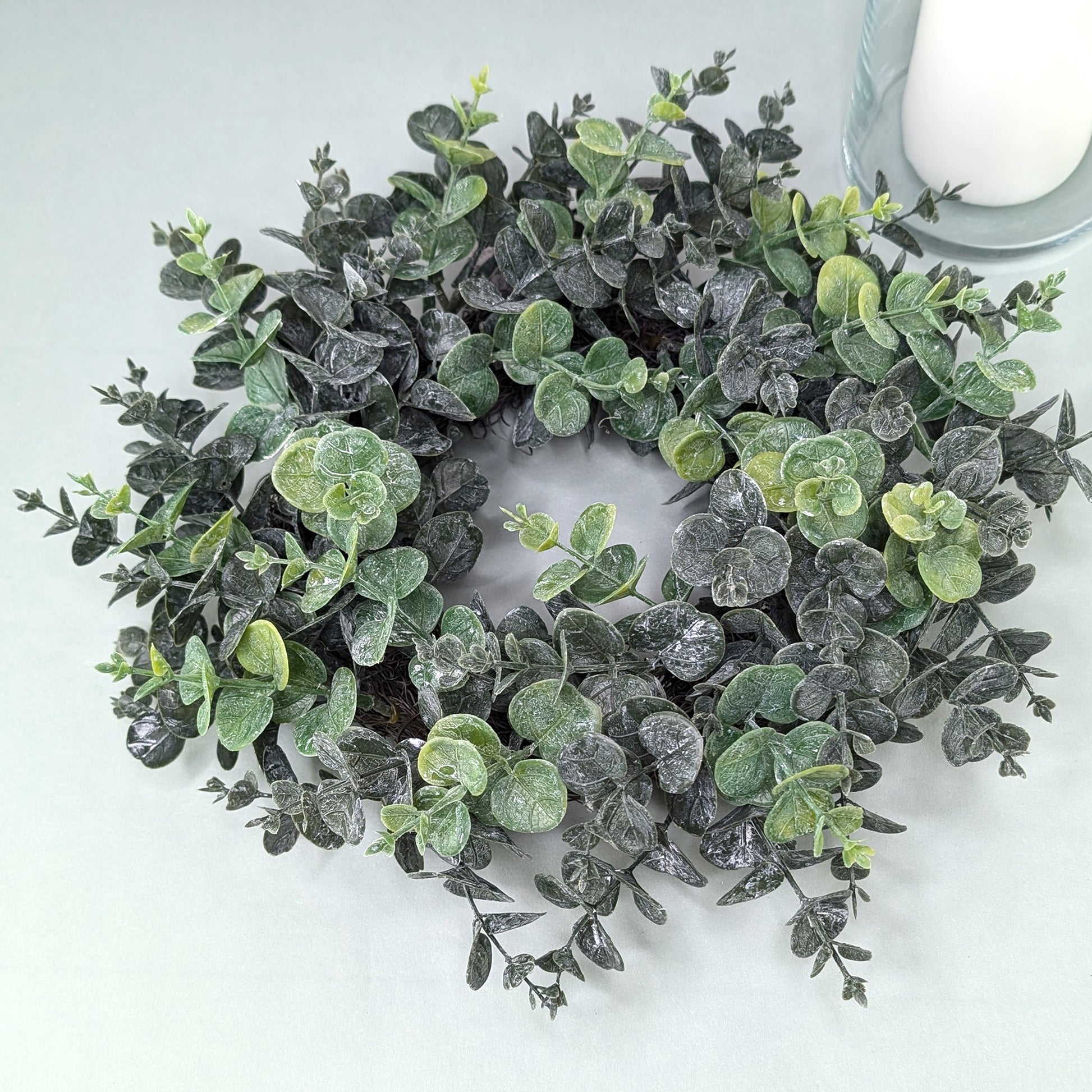 Nahaufnahme der realistisch wirkenden Eukalyptusblätter