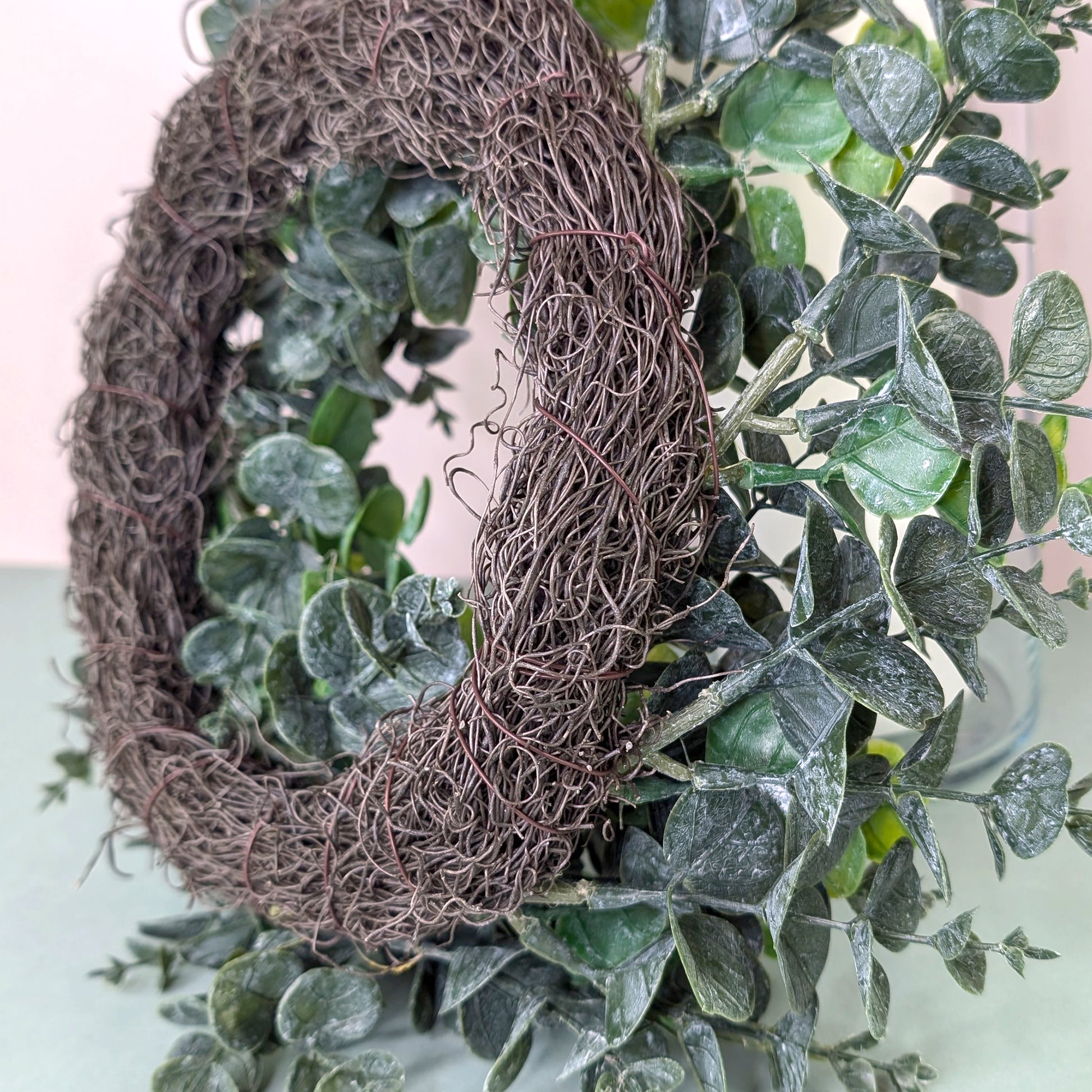 Detail des braunen Kranzrings mit eingearbeiteter Pflanze