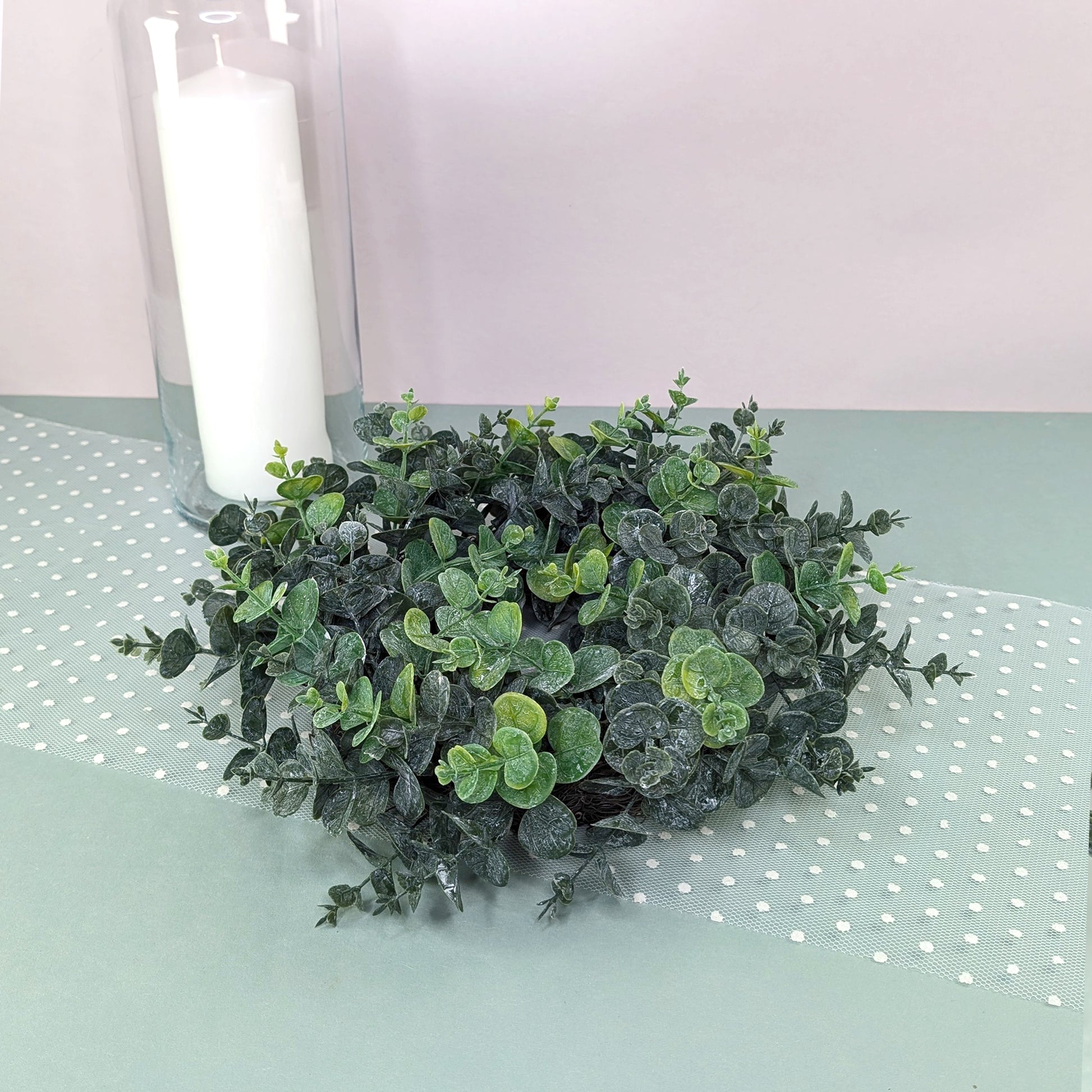 Künstlicher Eukalyptuskranz seitlich von oben fotografiert 