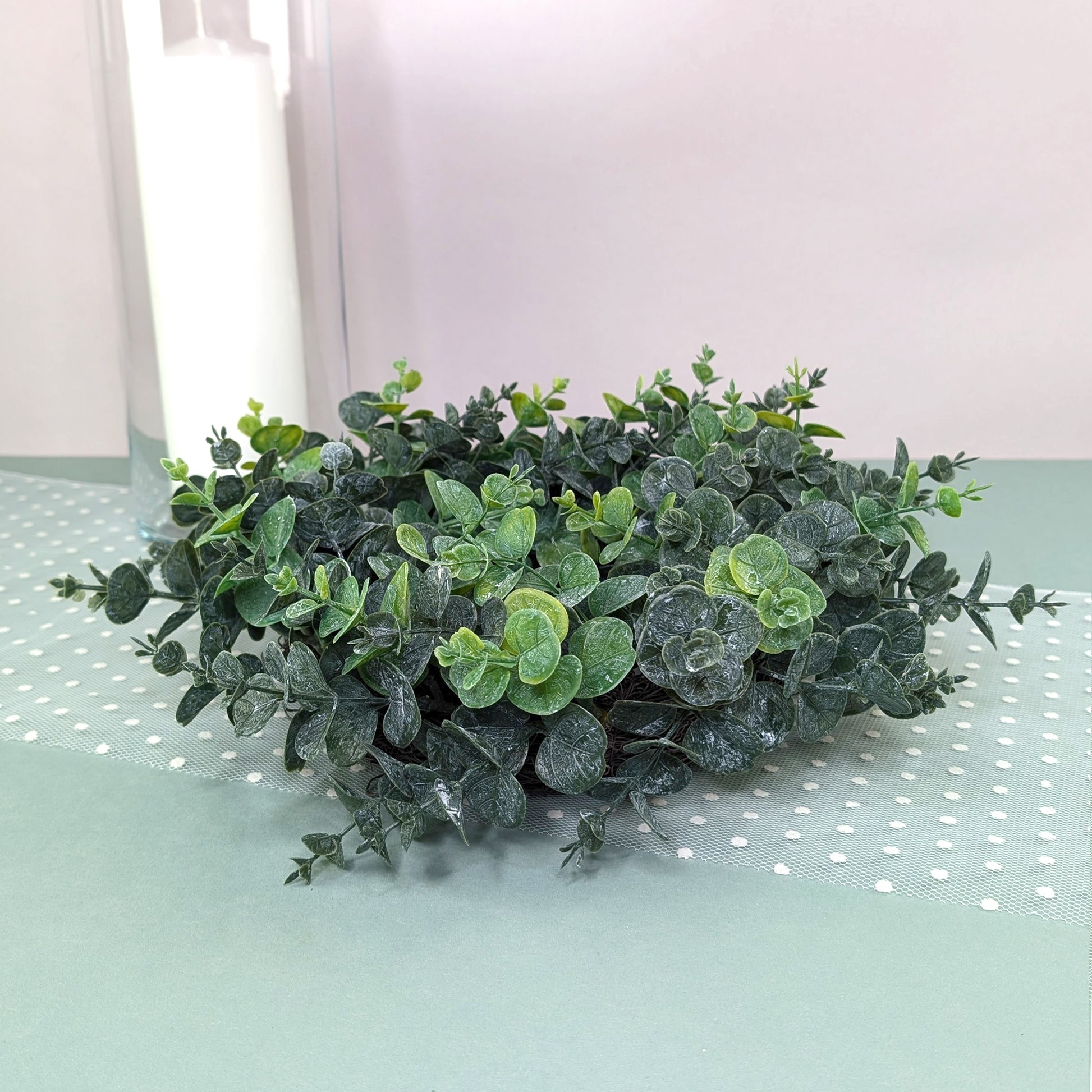 Künstlicher Eukalyptuskranz auf Tischläufer seitlich fotografiert