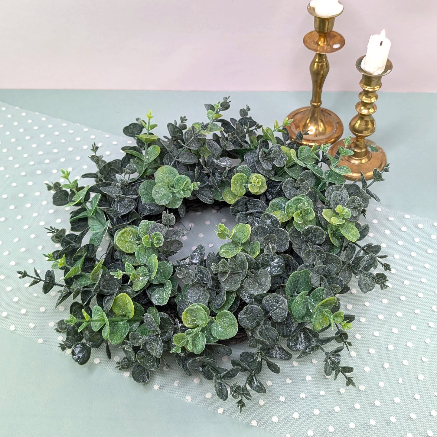 Kranz auf Tischläufer liegend mit Kerzen dekoriert