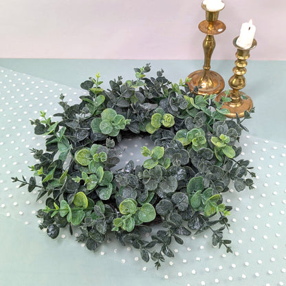 Kranz auf Tischläufer liegend mit Kerzen dekoriert