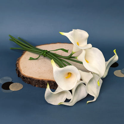 Rückansicht der weißen Calla-Seidenblumen auf Holzuntergrund