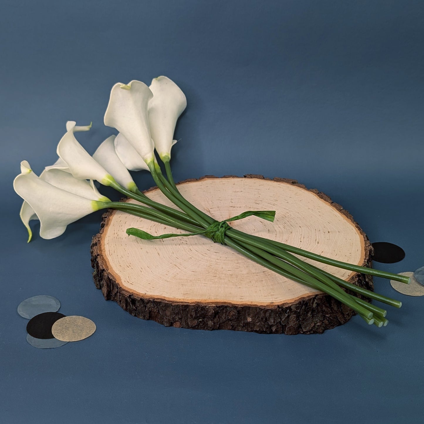 Detailaufnahme der grünen, biegsamen Stiele der künstlichen Callas