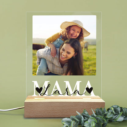 Detailansicht der Acrylglasplatte mit Foto, darüber eine Zeile Wunschtext – unterstrichen durch das Wort „MAMA“.