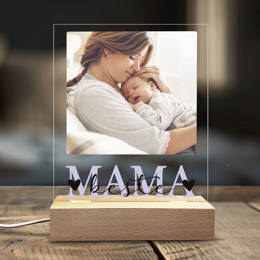 Leuchtende „MAMA“-Lampe im Wohnzimmer oder Schlafzimmer arrangiert – mit emotionaler Botschaft.