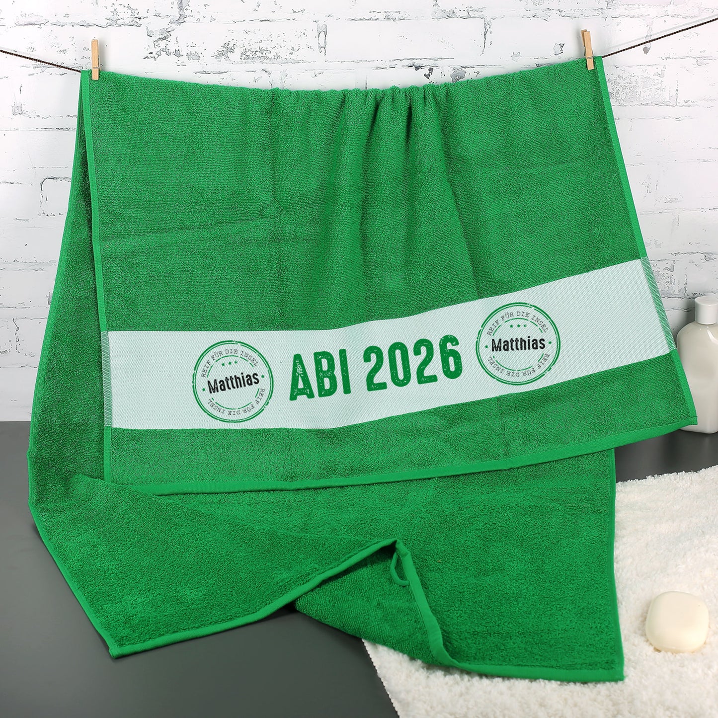 Grünes Abi Badetuch mit Name - Reif für die Insel