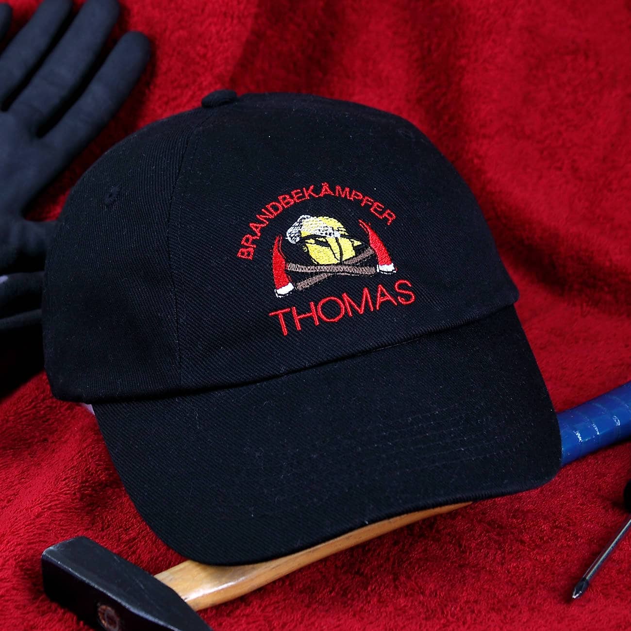 Schwarze Kappe mit Namen, Motiv und Schriftzug