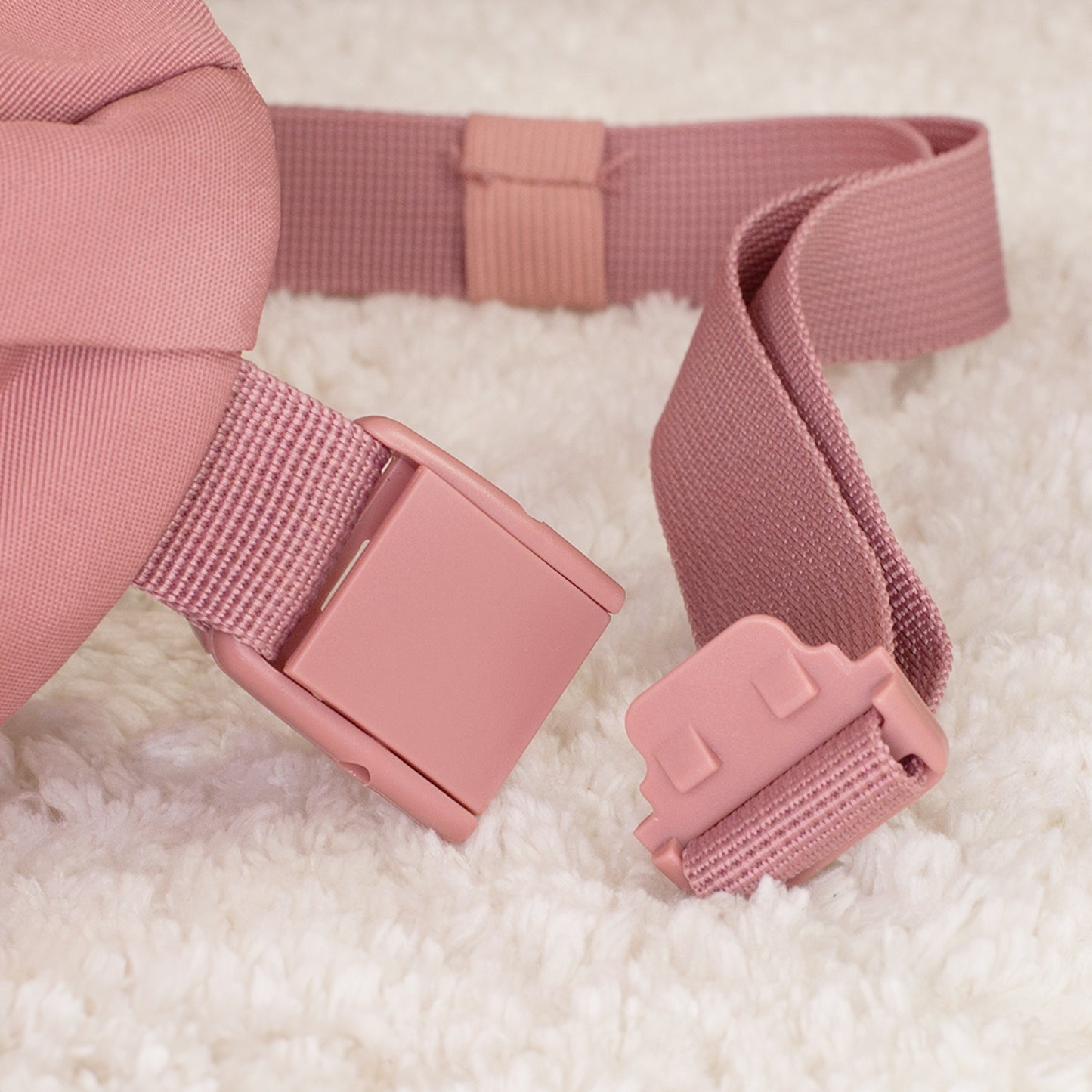 Detailansicht der rosa Dog Mom Bauchtasche mit verstellbarem Gurt und Steckverschluss
