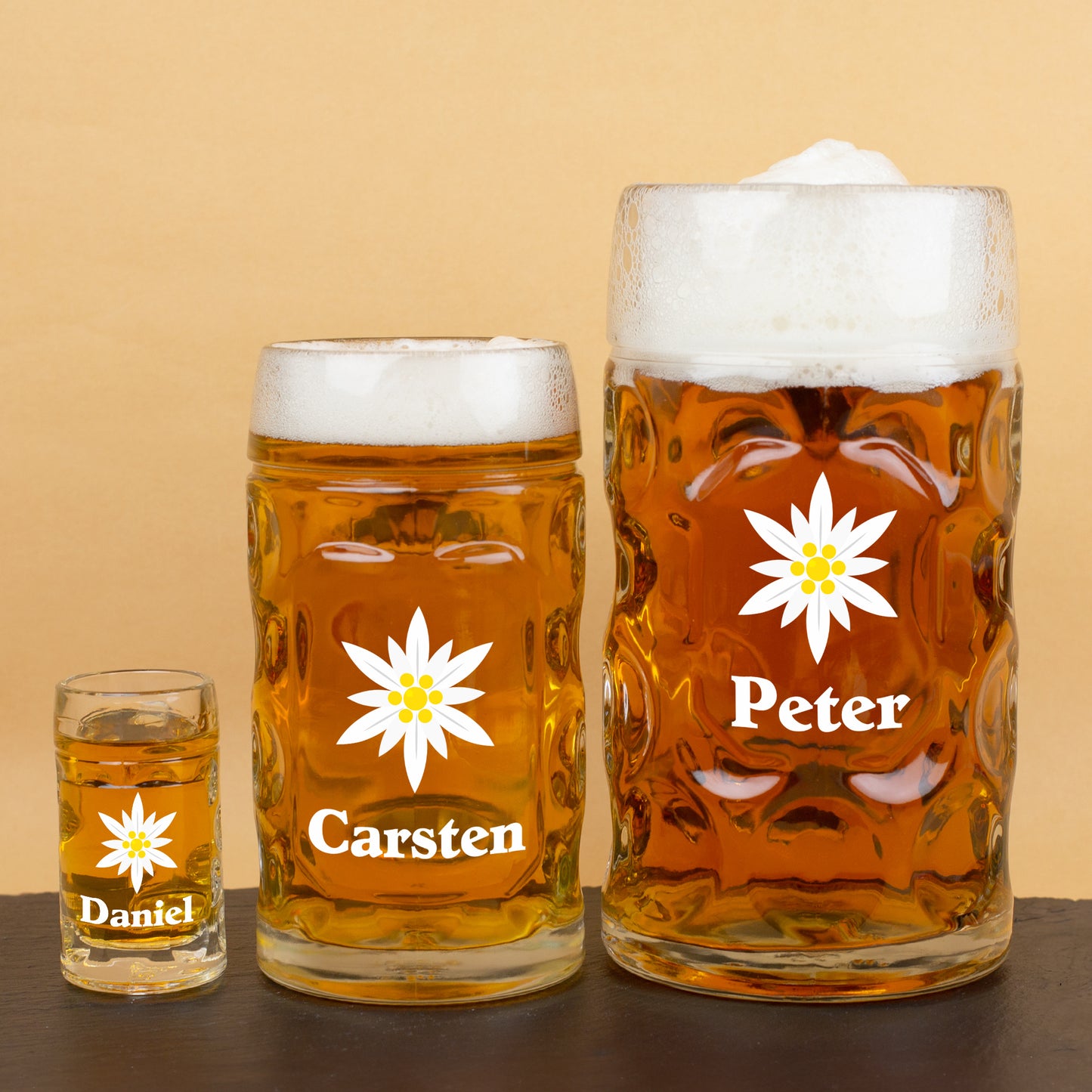 Bierkrug-Set in drei Größen mit Edelweiß-Motiv und Namensaufdruck – individuell bedruckt mit Carsten, Peter und Daniel