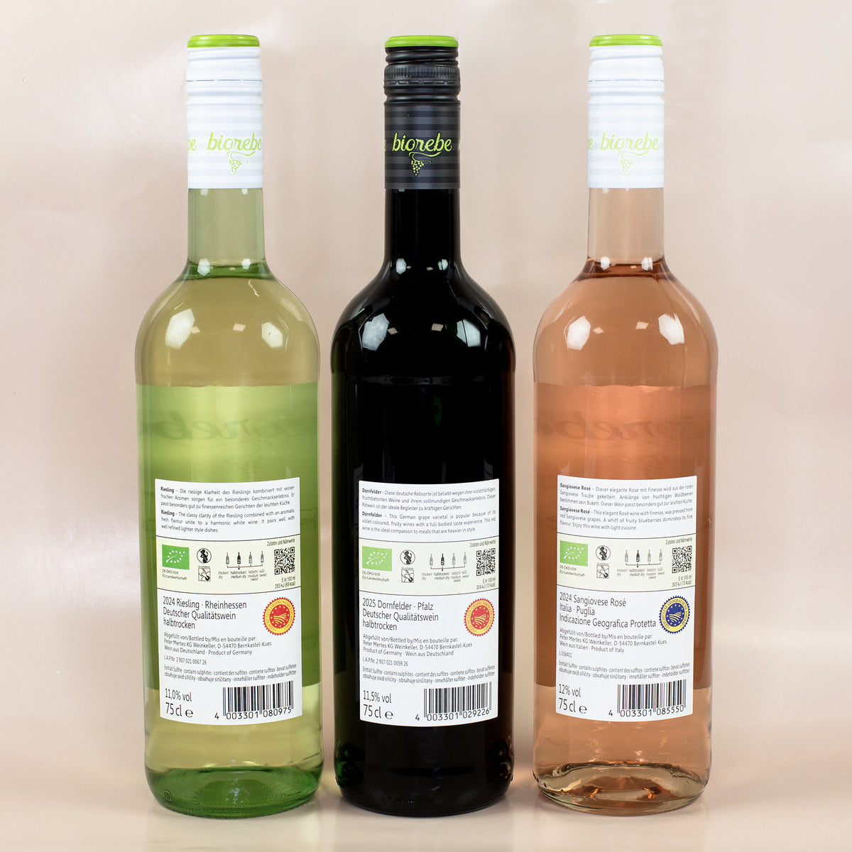 Detailansicht der Etiketten von biorebe Riesling, Sangiovese Rosé und Dornfelder mit Bio- und Vegan-Siegeln