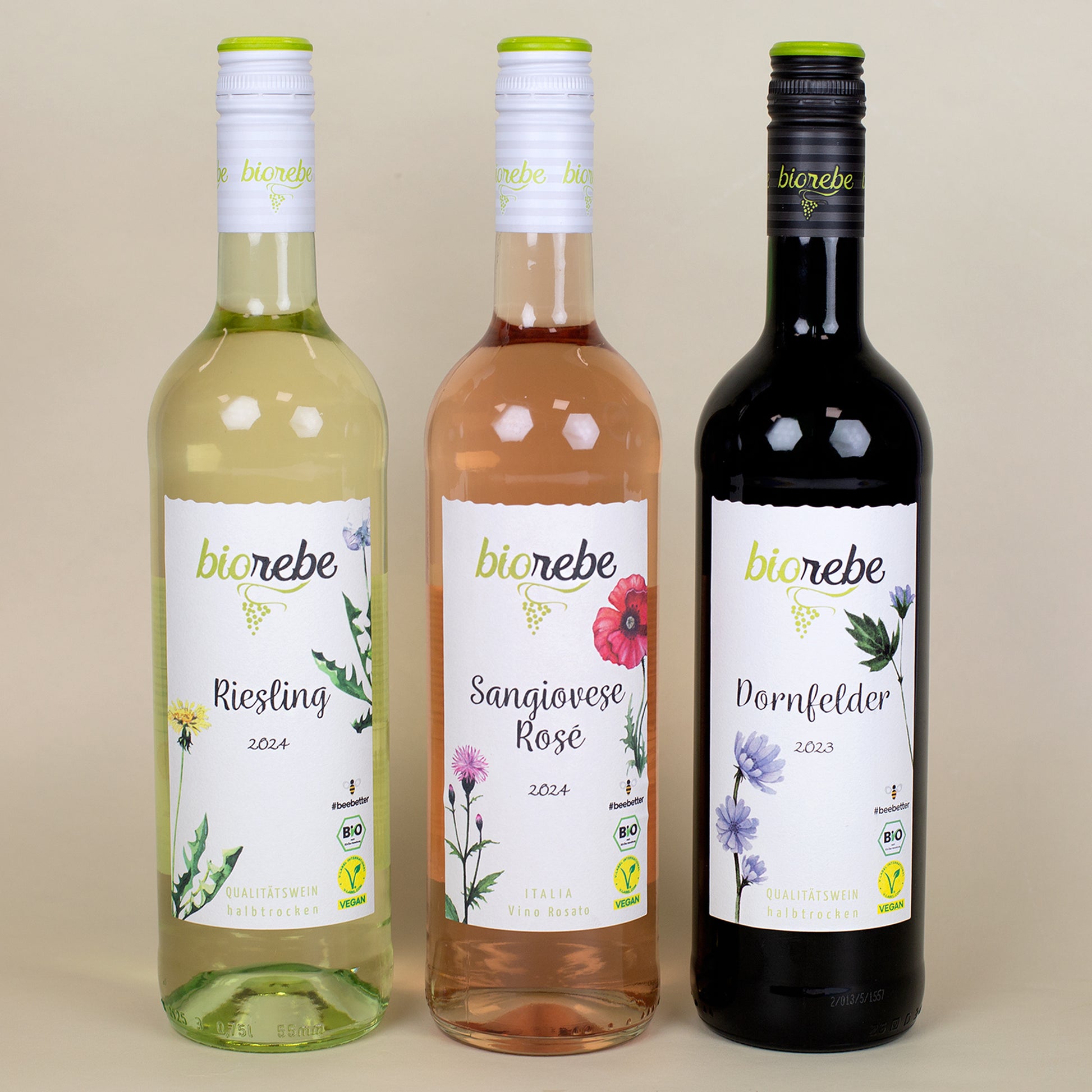 Drei Biorebe-Weine – Riesling 2024, Sangiovese Rosé 2024 und Dornfelder 2023 – nebeneinander stehend.