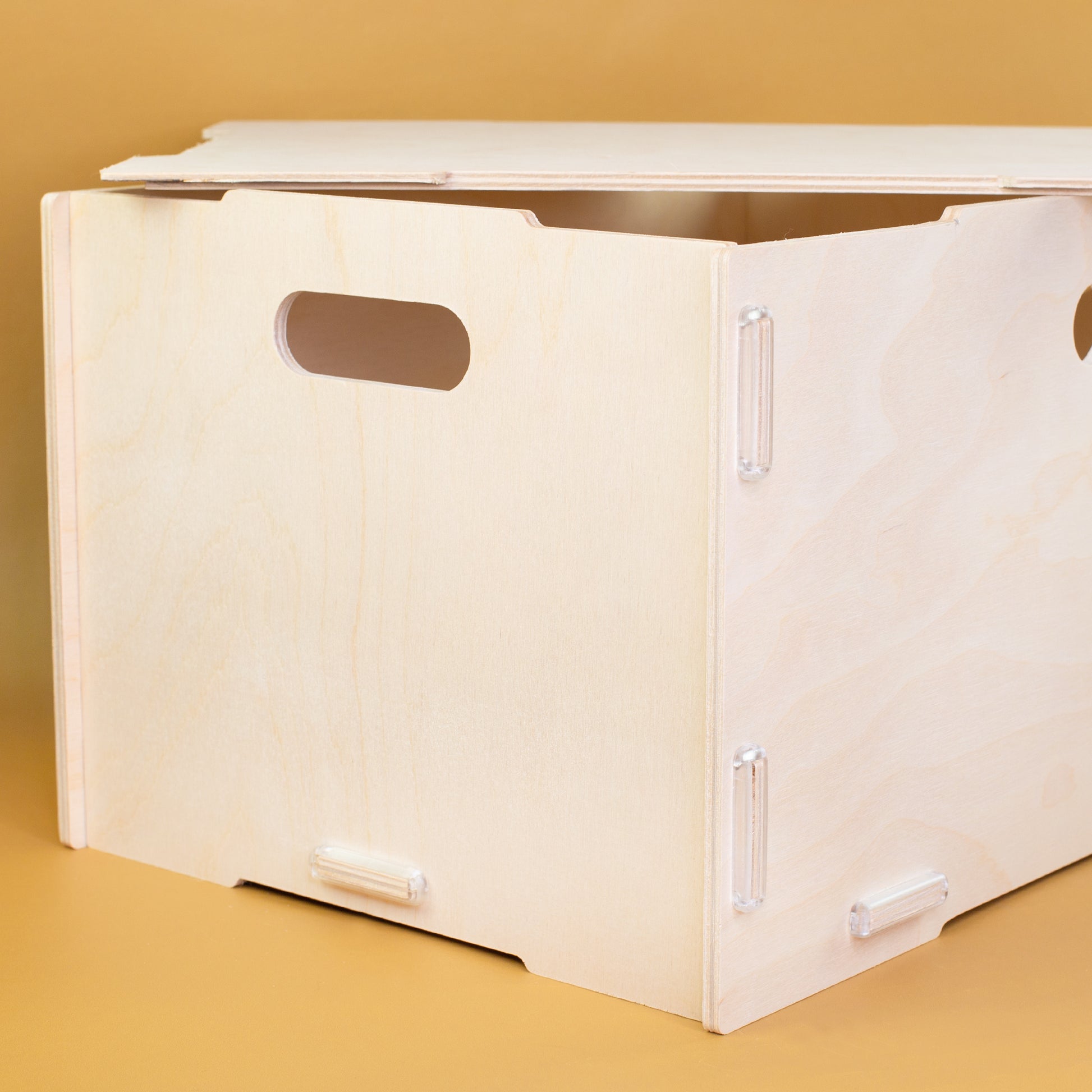 Detailansicht Seitenwand der Holz Aufbewahrungsbox mit Grifföffnung