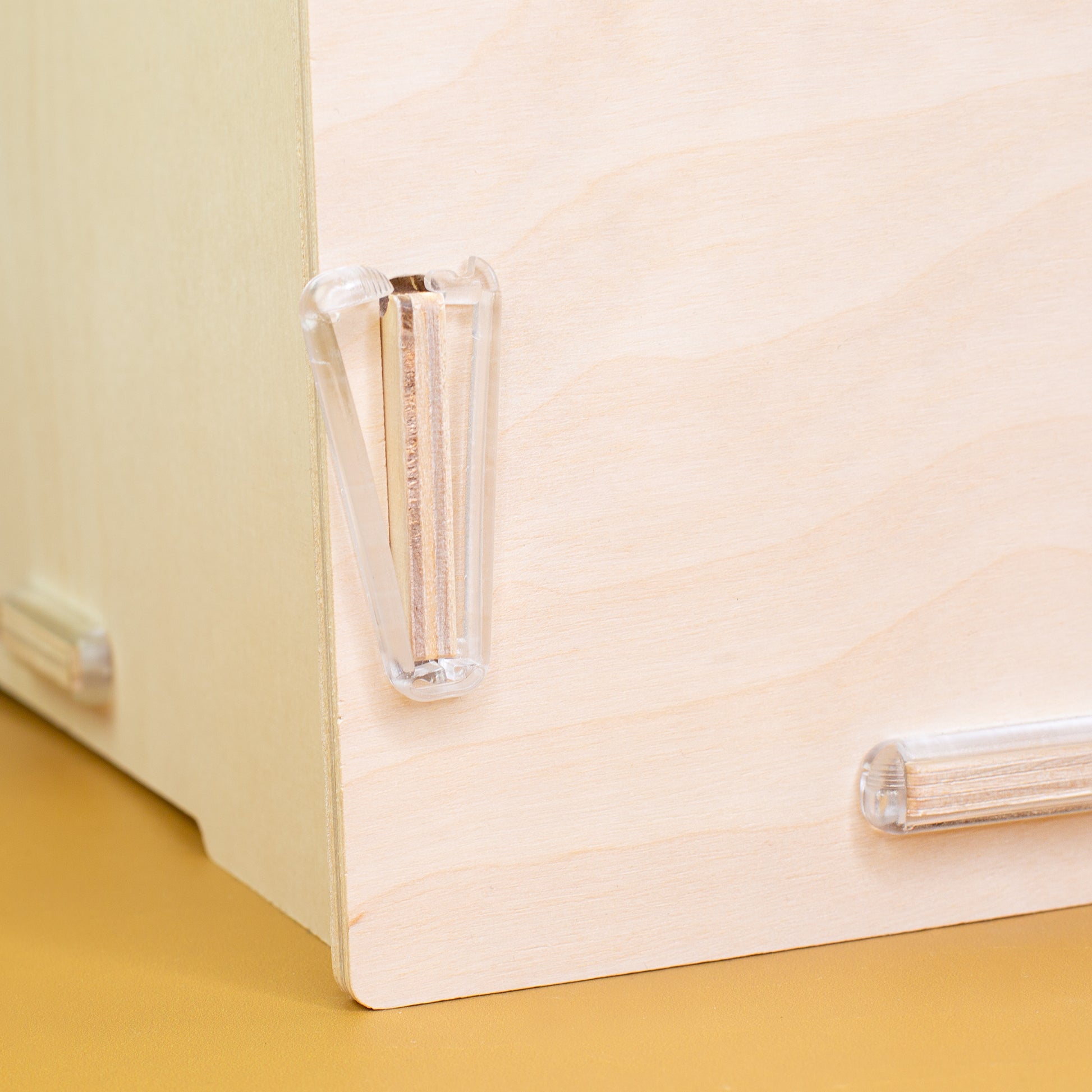 Nahaufnahme der transparenten clipfritz®-Klammern, die die Birke-Multiplex-Platten stabil und werkzeuglos verbinden