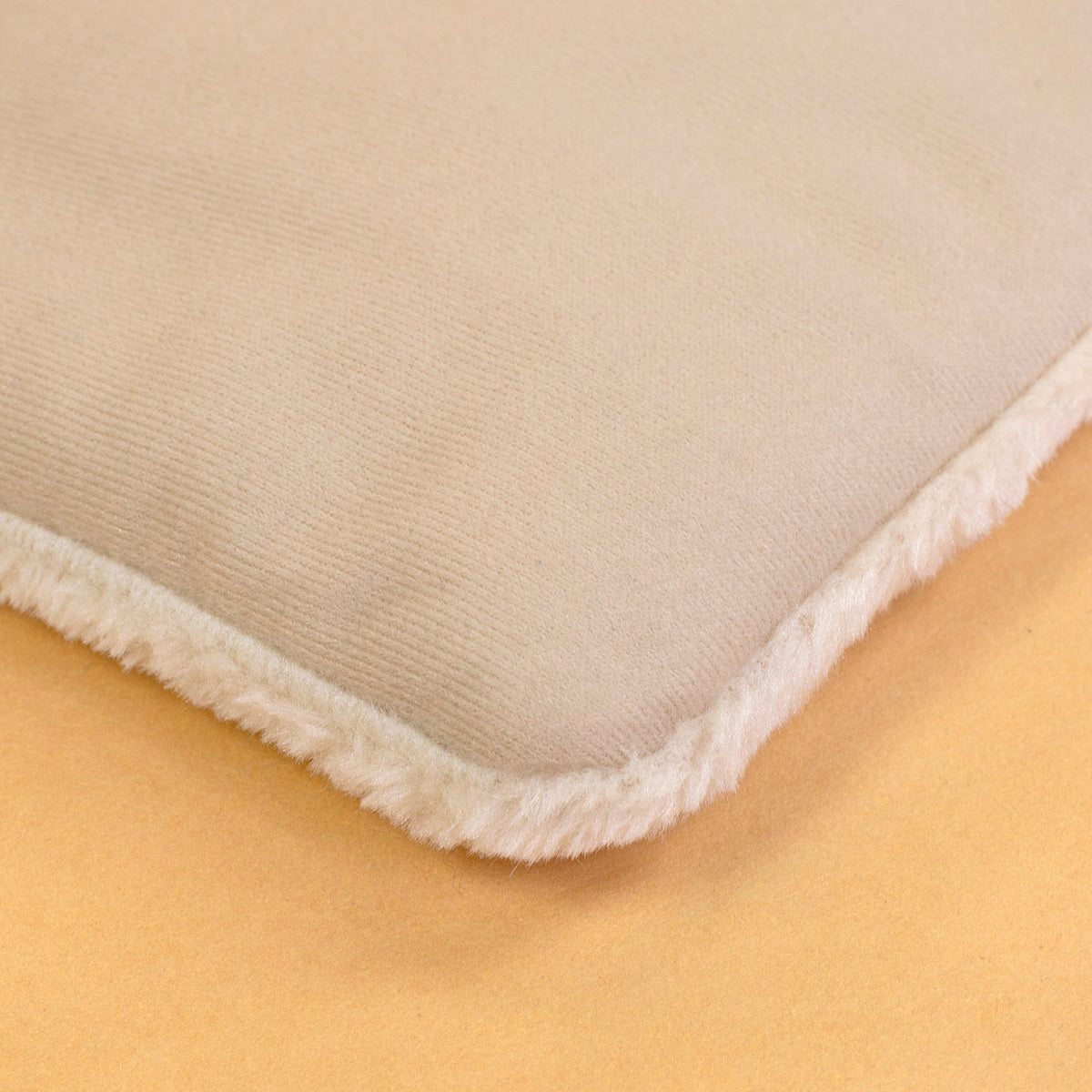 Detail der glatten Rückseite des ALULA Kissens aus Polyester