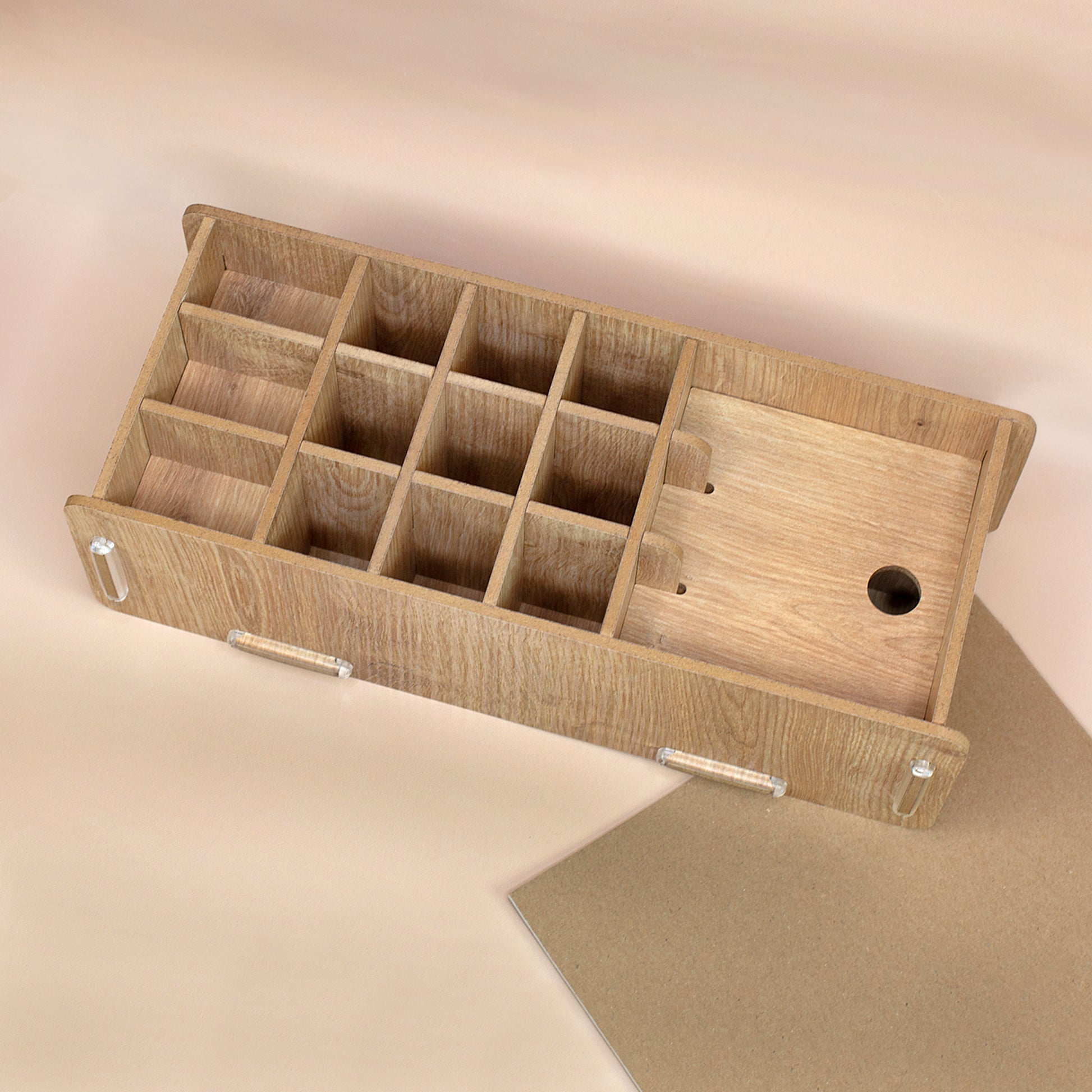 Braune Stiftebox von oben mit 16 Fächern für Stifte und Schreibtischzubehör