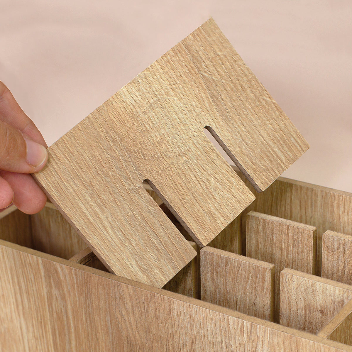 Stiftebox in Holzoptik mit einsetzbarer Trennplatte zur flexiblen Fachaufteilung