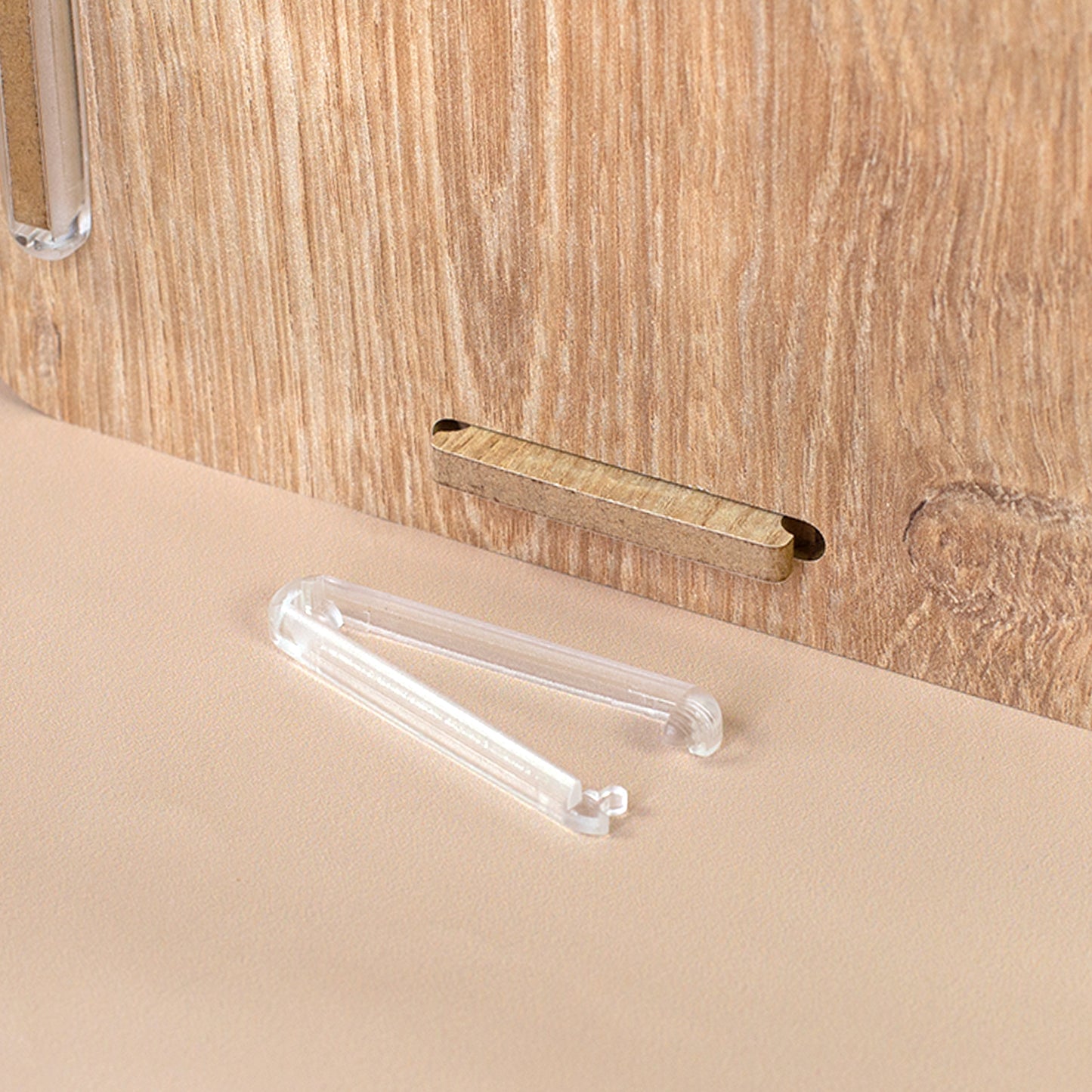 Detailbild der Stiftebox mit offener clipfritz®-Klammer und Stecköffnung