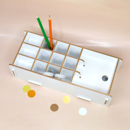 Weiße Stiftebox von oben mit 16 Fächern für Stifte, Schere und Schreibtischzubehör