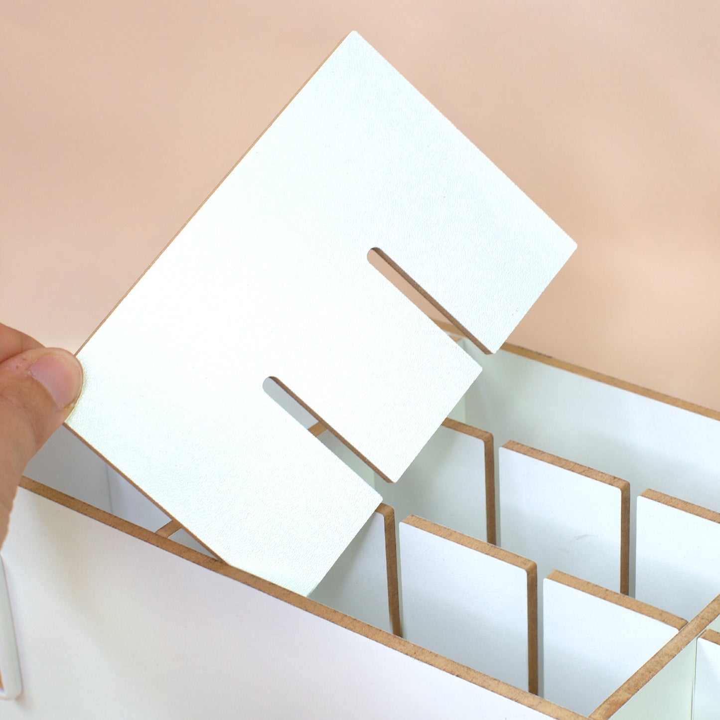 Stiftebox mit einsetzbarer Trennplatte zur individuellen Fachaufteilung