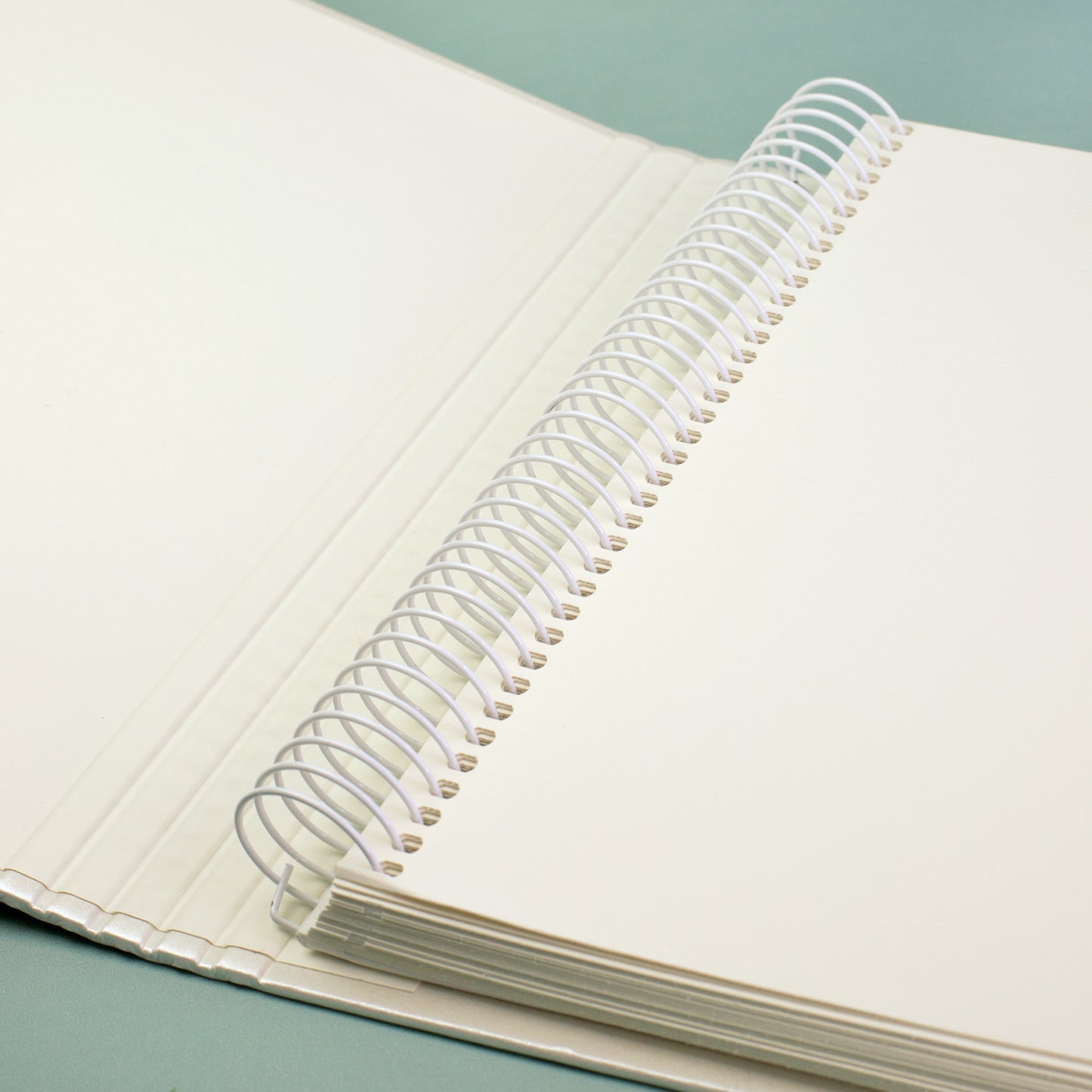 Detailaufnahme der Spiralbindung im Inneren des Gästebuchs „Unsere Gäste“.