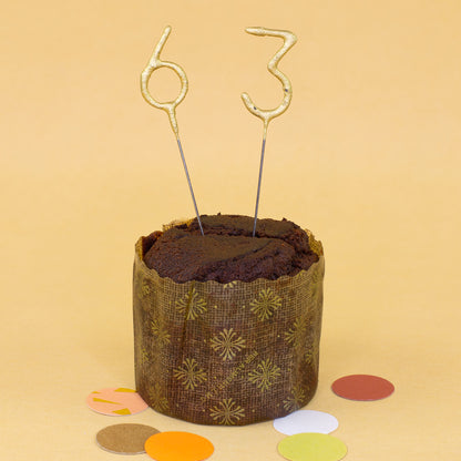 Schokoladen Brownie Kuchen mit goldenen Zahlenkerzen 63 und Konfetti als Geburtstagsidee