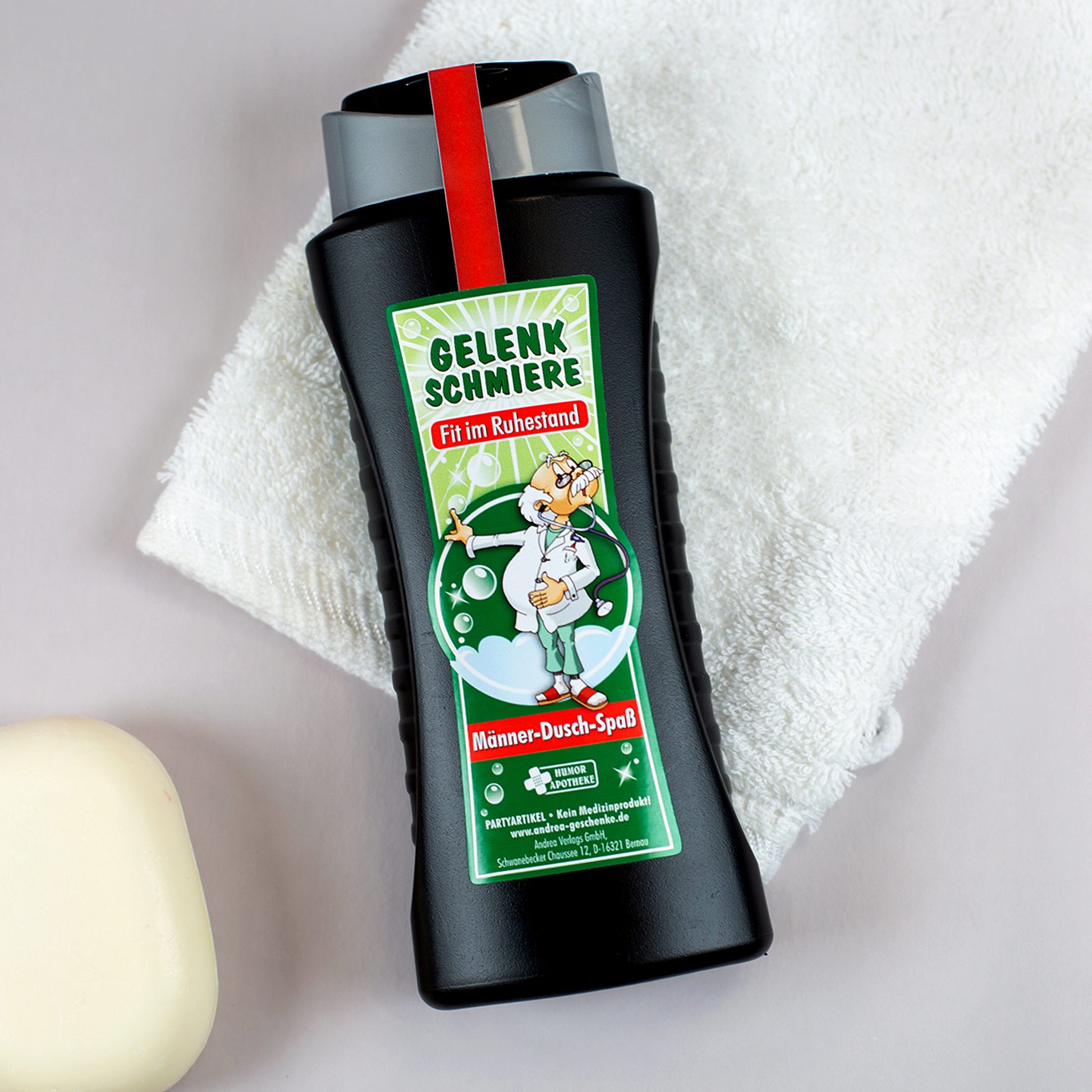 Witziges Männer-Duschgel Gelenkschmiere – Szene mit Handtuch und Seife im Hintergrund