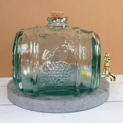 Rückseite des runden Glasfasses aus recyceltem Glas mit Korken und seitlichem Hahn