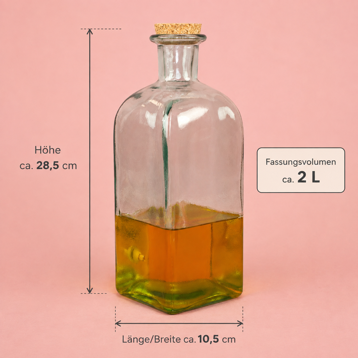 Rückansicht des hohen Glas Getränkespenders mit leicht grünlicher Glasoptik und eingefülltem Getränk mit Maßangaben