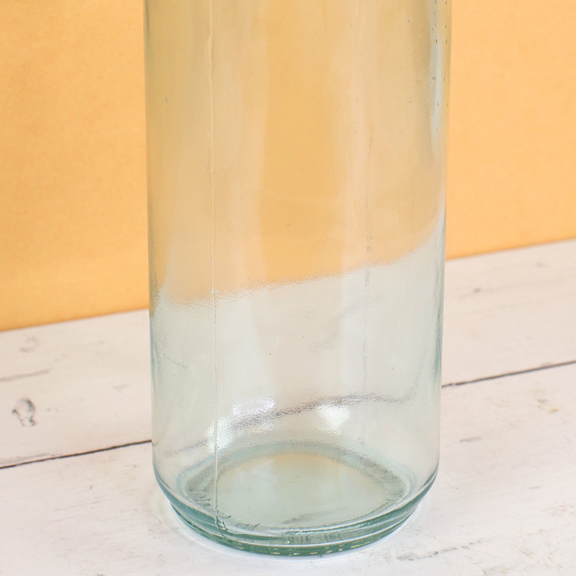 Detailaufnahme der Glasflasche aus recyceltem Glas mit leicht grünlicher Glasnote