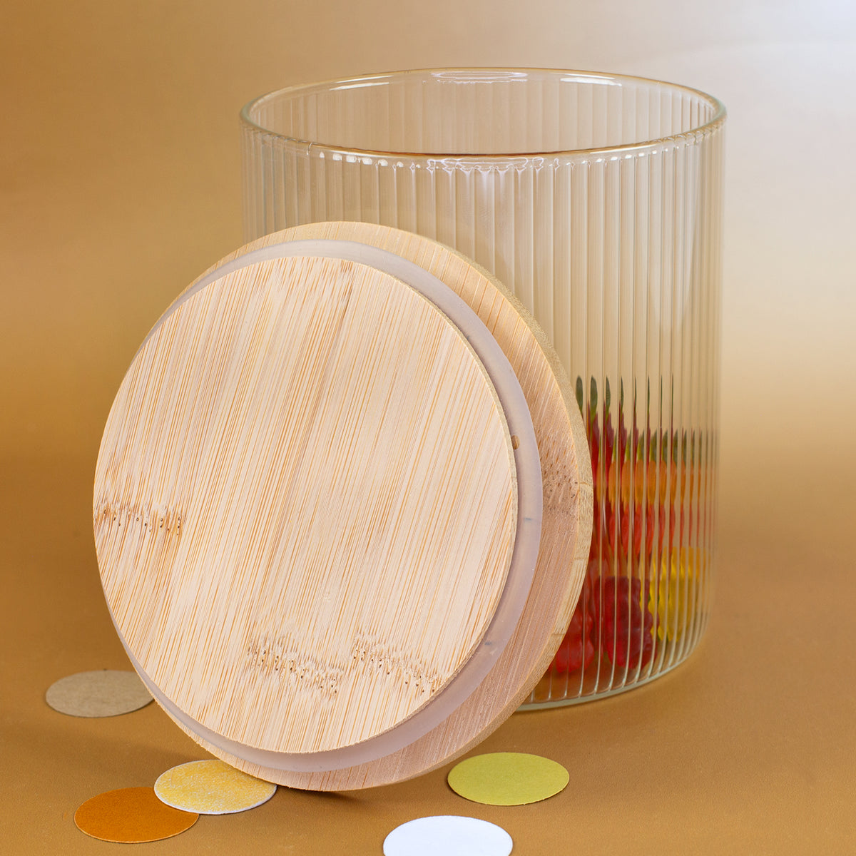 Detailansicht der Glasdose mit innen geriffelter und außen glatter Oberfläche